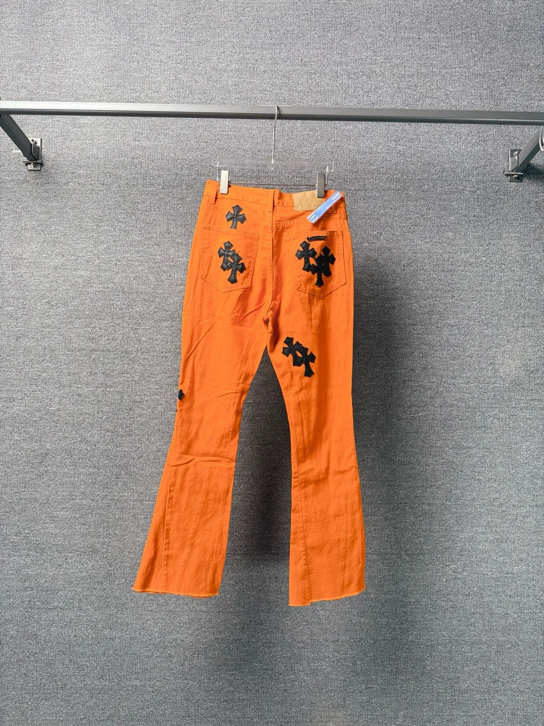 P250 💰 (Top version) ChromeHeart & Chrome Heart Same style as Yang and Su Extinct Virgil co-branded flare jeans Original hardware accessories washed and other elevators, QR code analysis are all purchased from the original factory, high degree of restoration, you are welcome to compare the products~ Three-dimensional version Loose and comfortable, not picky about the body shape Make you taller and slimmer Factory Seiko Original factory quality control Same style for men and women Can be matched with couples Versatile recommendation Necessary jeans for all seasons Hipsters have been disappointed From the quality selection of fabrics, the tailoring of details, and the matching of patterns, everything is impeccable! The upper body is so handsome when worn...it can be easily worn by men, women and children! The craftsmanship is made of heavy-duty washed pure cotton denim fabric. After washing, it is soft and thick and looks very stylish when worn. Size: 28-30-32-34 (corresponding to S-M-L-XL) Color: Orange